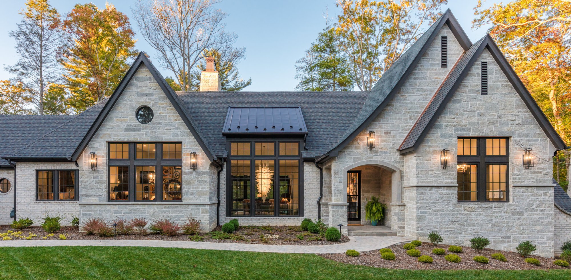 Fond-du-Lac-Tailored-Blend-indiana-silverbuff-cut-stone_exterior-home-modern-country-portico_cu