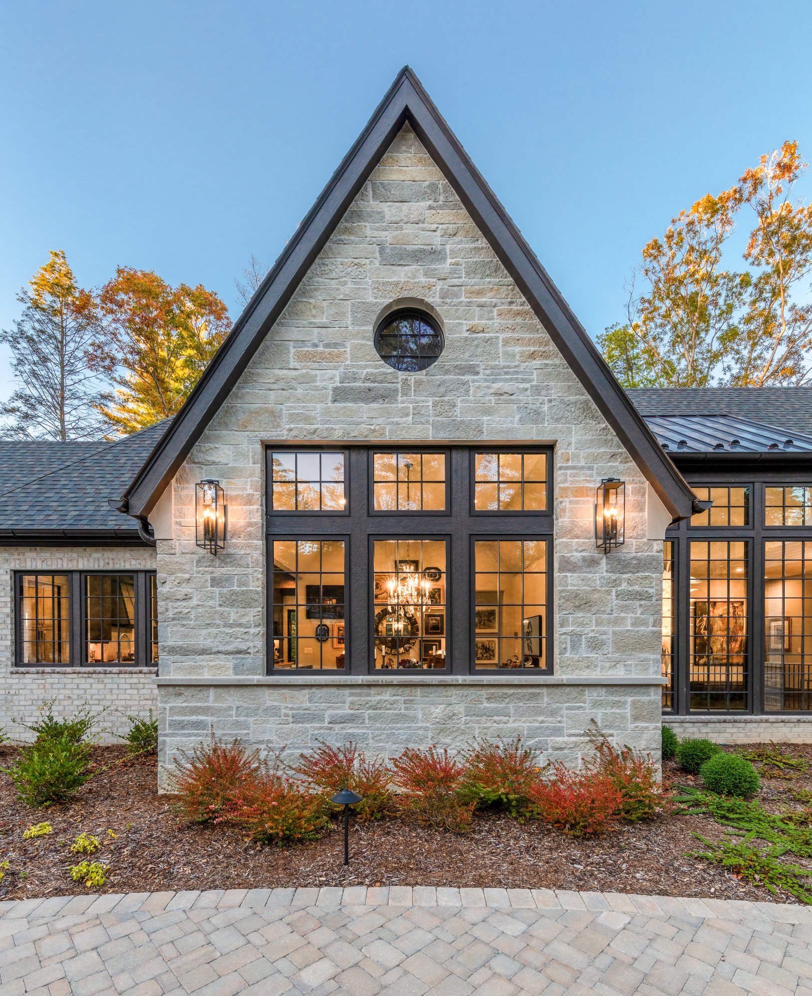 Fond-du-Lac-Tailored-Blend-indiana-silverbuff-cut-stone_exterior-home-modern-country-small-peak